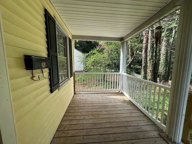 Building Photo - Cute One Level House with Eat-In Kitchen