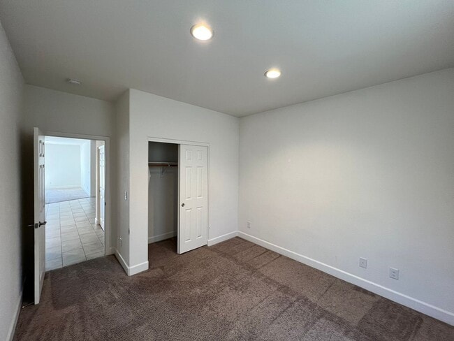 Building Photo - Large 4-bedroom home in Green Valley Estat...