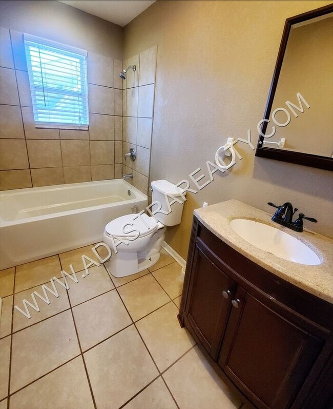 Building Photo - Nicely updated duplex near Kansas City schools-Available NOW!!