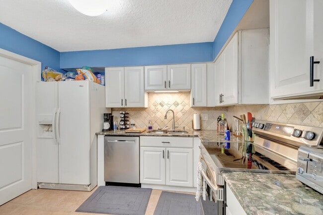 Building Photo - 3882 Kenas St