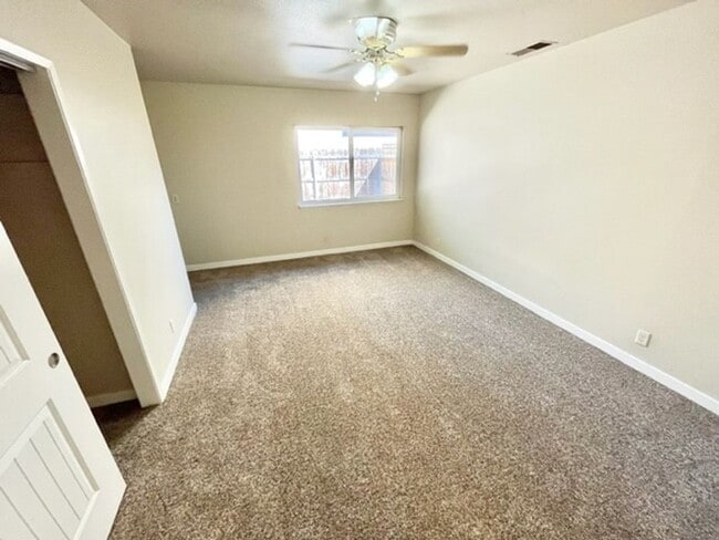 Building Photo - Available June 2026! Plus 1/2 off 1 month of rent! Nice home with private front yard