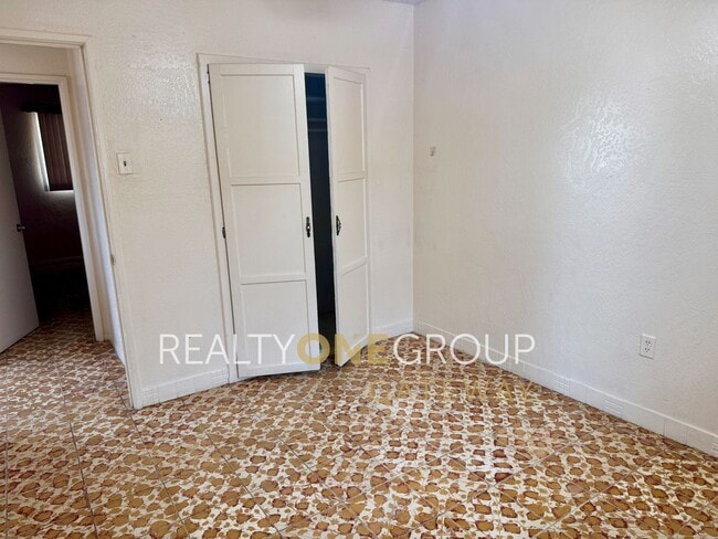Building Photo - Compact 2 Bedroom 1 bath home with parking...