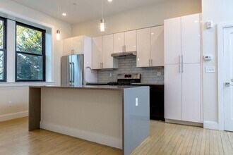 Building Photo - Renovated, Modern Split-Level Apartment – 2 Bed | 1.5 Bath | 1,088 Sq Ft