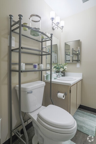1BR, 1BA - 570SF - Bathroom - Eagle Grove Apartments