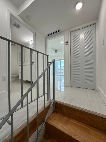 Building Photo - 9367 Fontainebleau Blvd