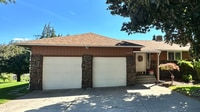 Building Photo - Stunning 3 Bedroom and 3 Bathroom Home, wi...
