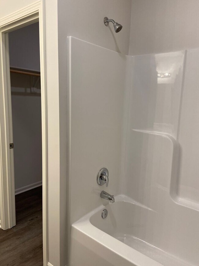 Building Photo - DON’T WAIT — PRE-LEASING NOW! 3 Bed + 2 Bath Home in Oak Wood