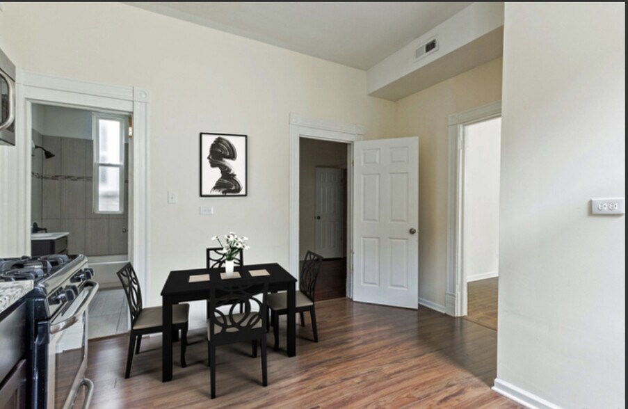 Dining Area - 841 N Damen Ave