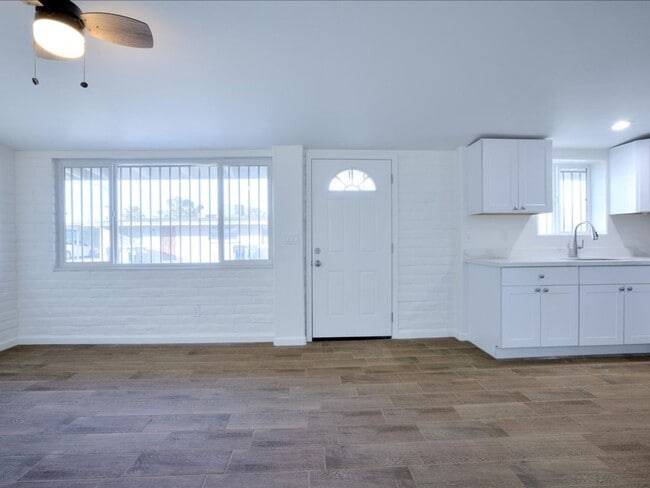 Building Photo - Beautifully Updated 1 Bedroom Home – Ready...
