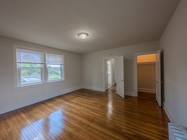 Two Bedroom Apartment with Den | Folcroft Courts - Folcroft Courts Apartments