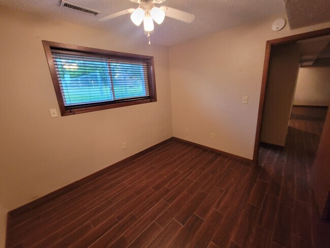 Building Photo - 2130 Davis St