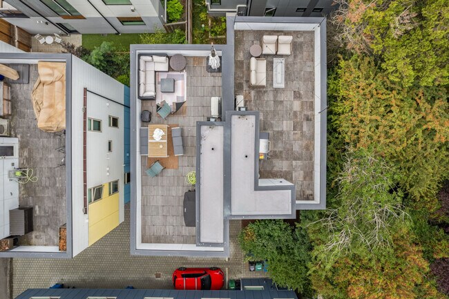 Building Photo - 913 10th Ave E