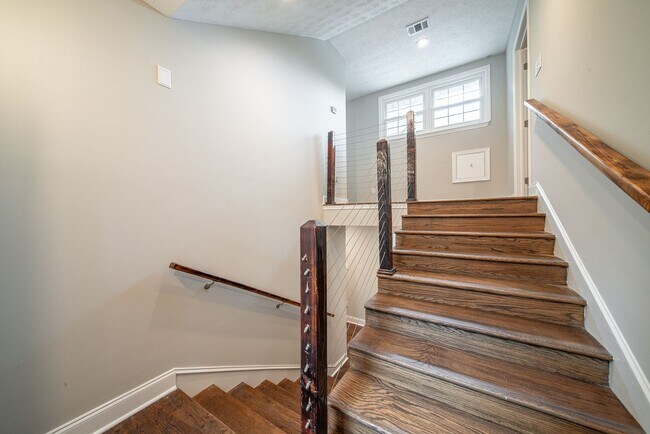 Building Photo - 4 bedroom/3 bath, 3711 sqft in Midtown!
