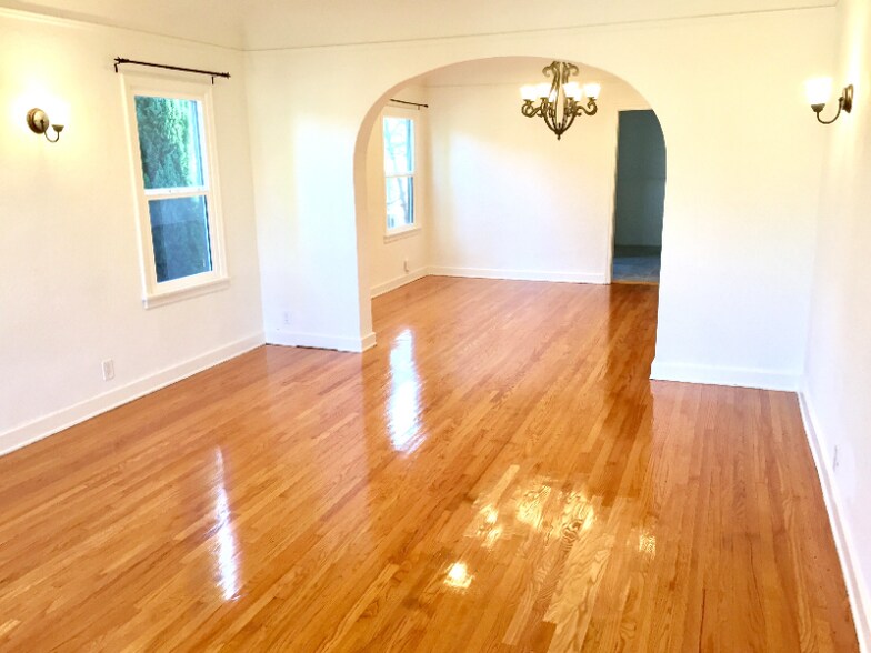 Building Photo - 1106.5 S Doheny Dr