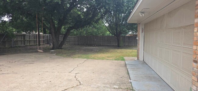 Building Photo - 1833 Skyline Dr