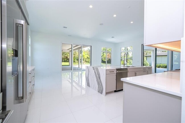 Building Photo - 16044 Pendio Dr