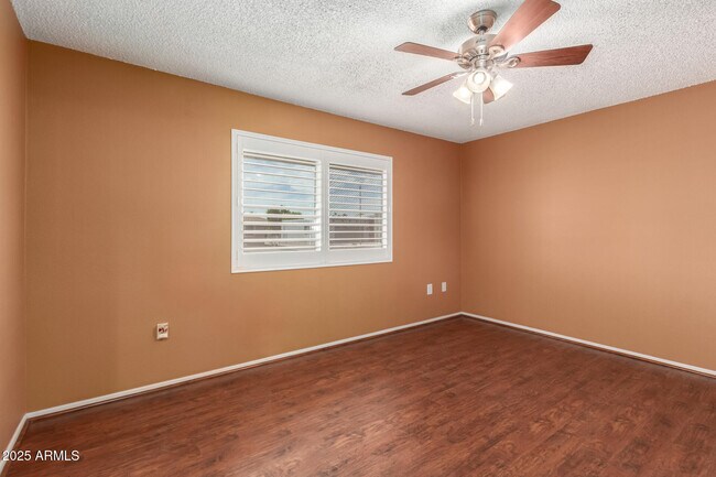 Building Photo - 9430 W Arrowhead Dr