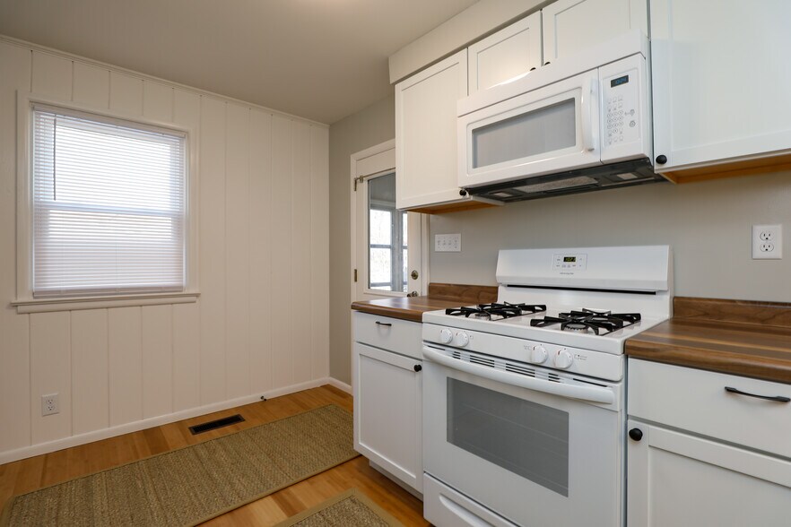 Building Photo - 409 Mineral Springs Ave
