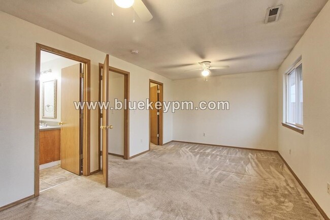 Building Photo - 3 Bed, 2.5 Bath Condo with 1 Car Garage Ne...