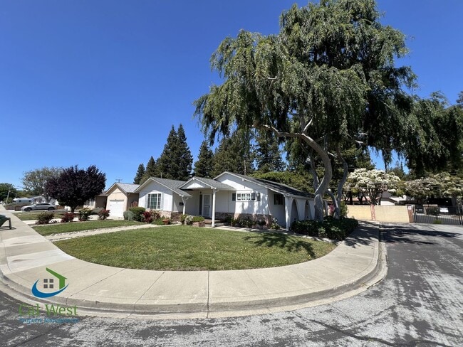 Building Photo - $5,095 - Beautiful 3/2 Bath Home Tucked Away in Prime Santa Clara's Location