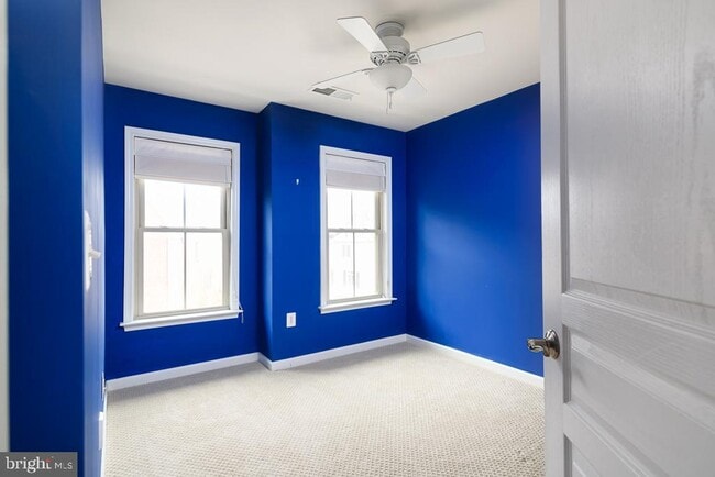 Building Photo - 2638 S Kenmore Ct