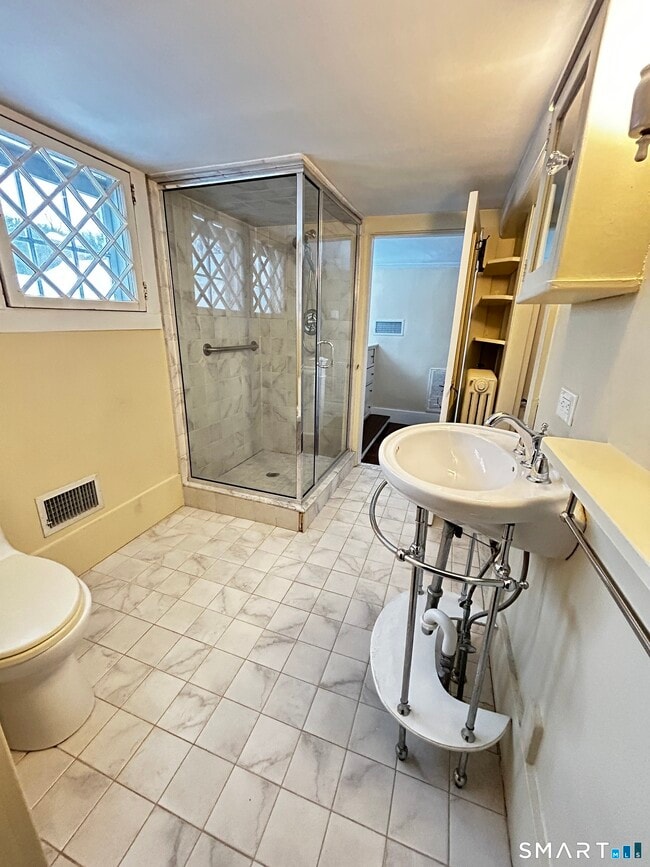 Building Photo - 157 Main St