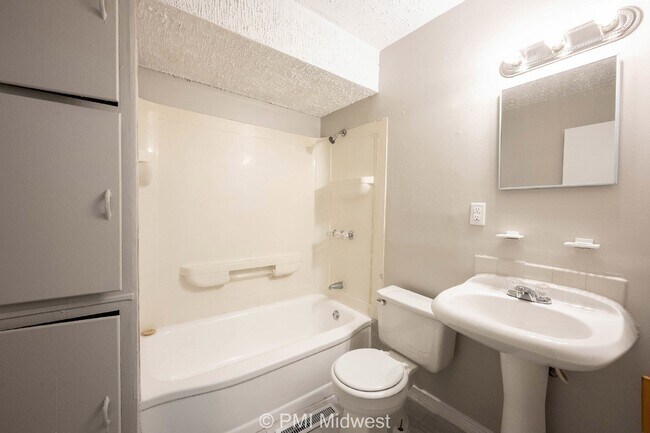 Building Photo - 3748 N Hawthorne Ln