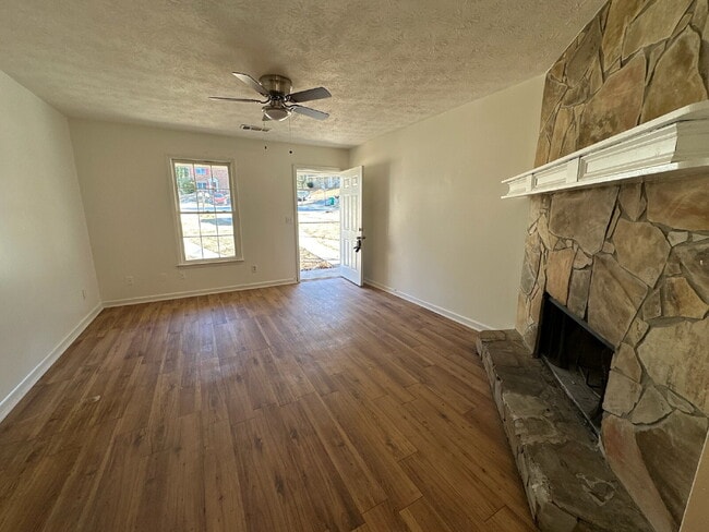 Building Photo - Fully Renovated 2 Bedroom 2 Bath Duplex in Stone Mountain