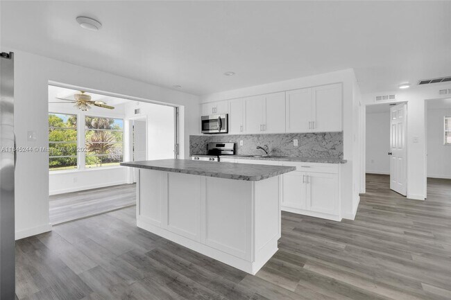 Building Photo - 644 Bonita Ct