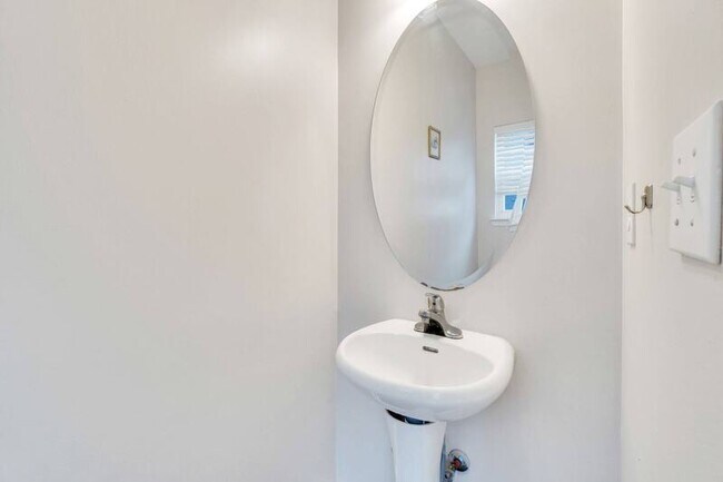 Building Photo - 5508 Kiev Dr