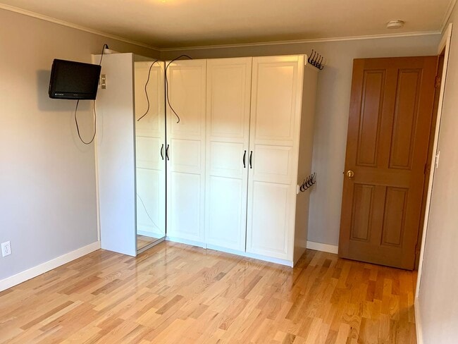 Building Photo - Beacon Hill 3 bedroom, 2 bath. 1 car garage with large storage loft.