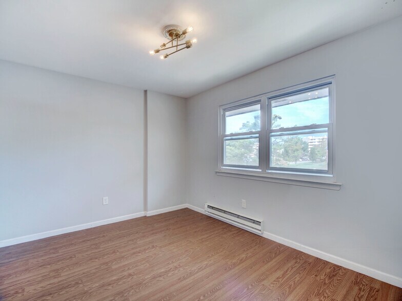 Building Photo - 807 Eves Dr
