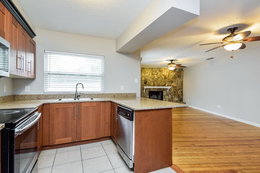 Building Photo - 3819 Cloverhill Ct