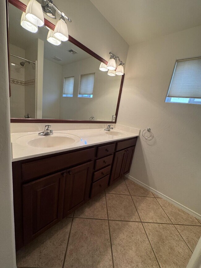 Building Photo - For Rent: 3-bedroom, 2-bathroom home in Barkley Ranch