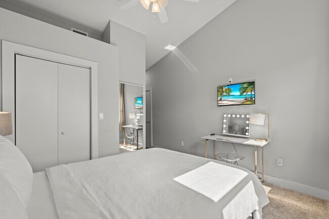 Building Photo - 2119 Hadley St