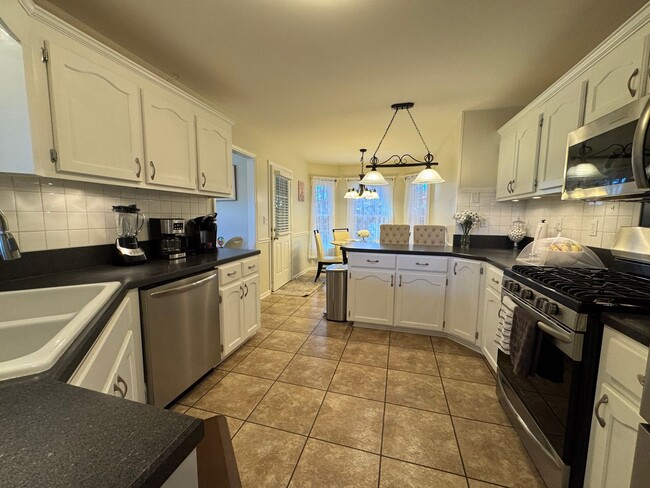 Building Photo - AVAILABLE TO SHOW!