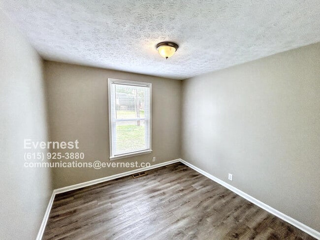 Building Photo - Inviting 3-Bedroom Home with Fenced Yard a...