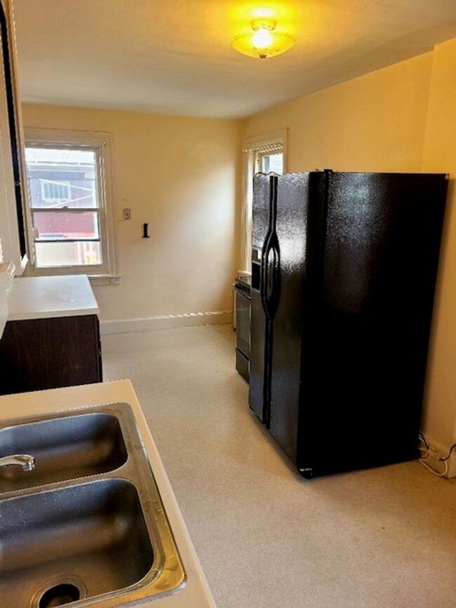 Building Photo - Welcome to our cozy 2nd floor 2-bedroom, 1...