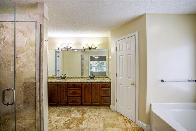 Building Photo - 1060 Lyndhurst Way