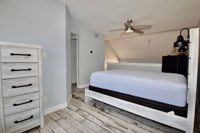 Building Photo - Beautiful modern 1 bed 2 bath corner unit in the Highlands Condominium community.