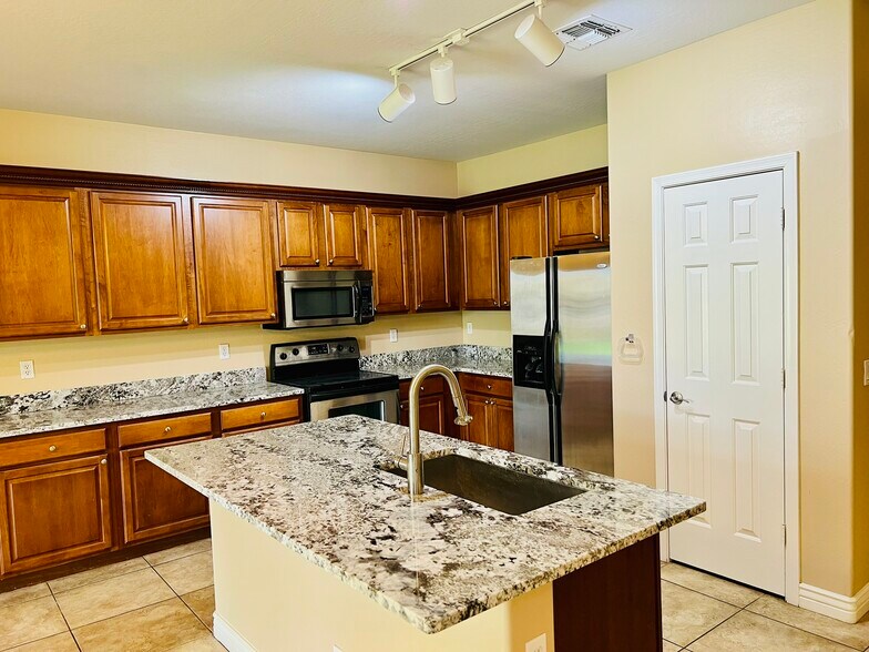 Building Photo - 1326 E Macaw Dr