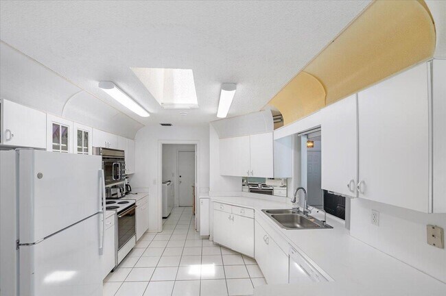 Building Photo - 901 Sandy Oaks Dr