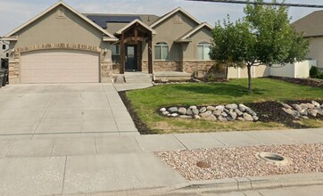Building Photo - Beautiful 6 Bed 3 Bath Home for Rent in Tremonton! Solar Panels Included!