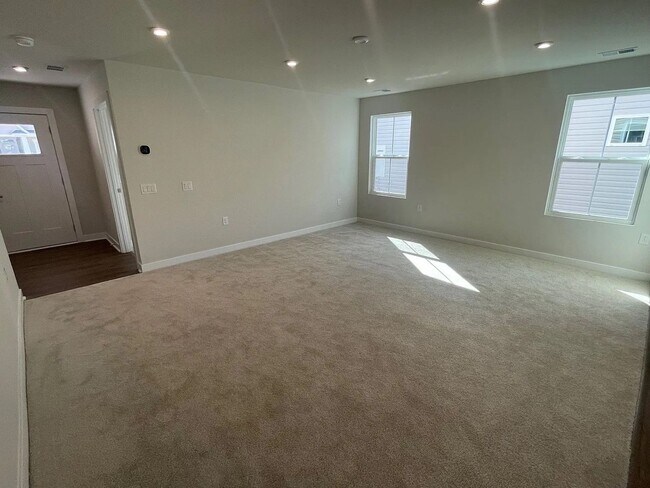 Building Photo - Newer Home