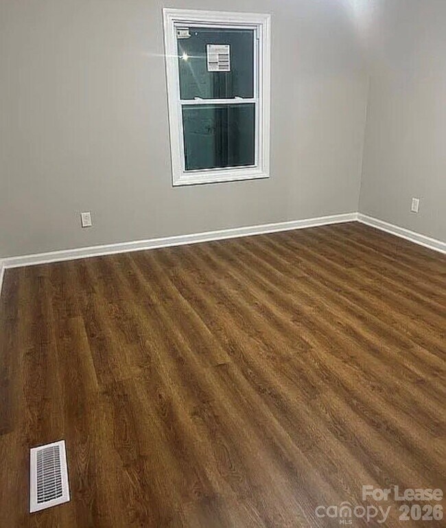 Building Photo - 740 Log Cabin Dr