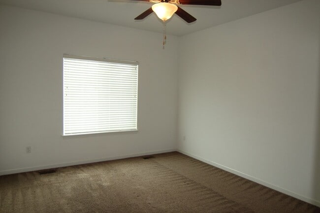 Building Photo - 4 bed/3 bath Split-foyer. Great Location!