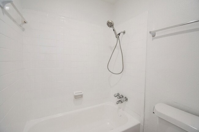 Building Photo - 433 Sunset Dr