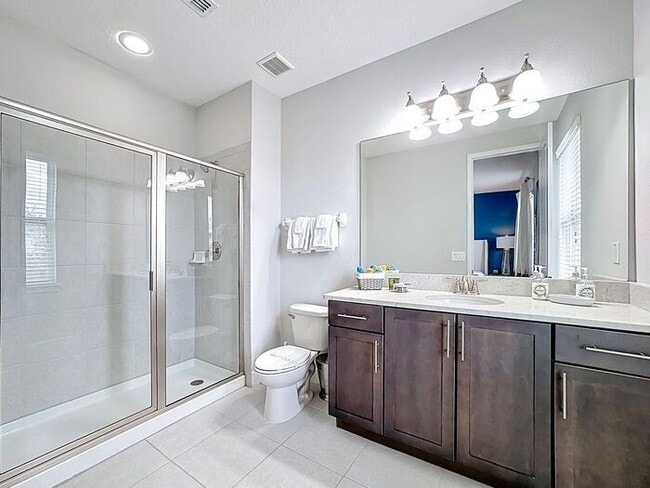 Building Photo - 8 Bedrooms 7 baths on a resort community