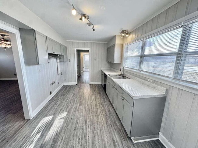 Building Photo - 954 E Holmes Rd