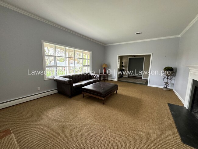 Building Photo - Spacious South Roanoke Home with Lawn Care Included
